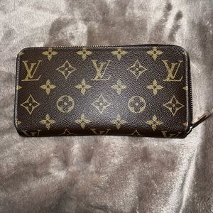 Authentic Louis Vuitton Zippy Wallet